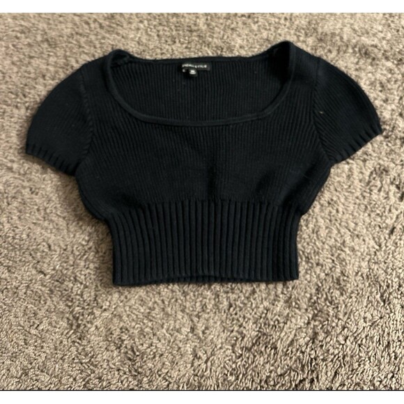 Kendal and Kylie cropped black top - Picture 2 of 5